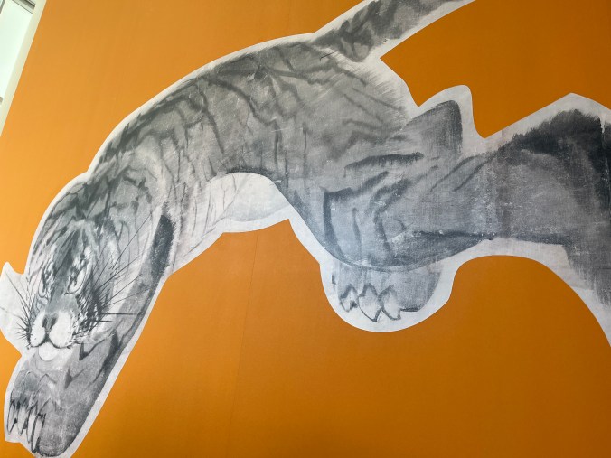 【府中市美術館】平日でも長蛇です蘆雪の描く「ワンちゃん」の破壊力